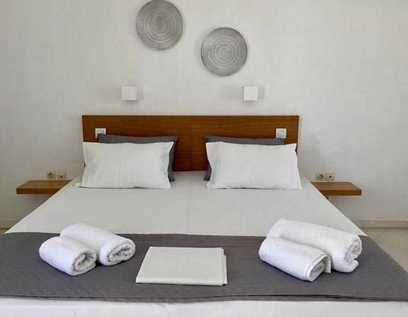 Δωμάτιο με διπλό κρεβάτι στα οικογενειακά διαμερίσματα στο Rodia studios