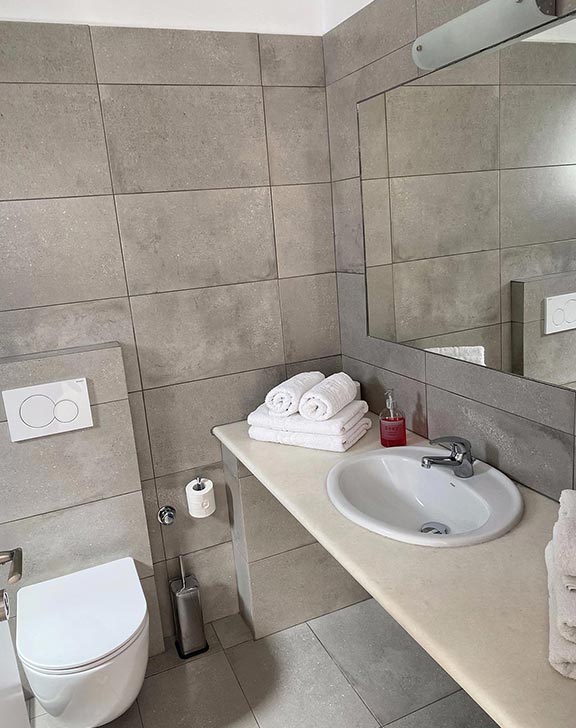 Μοντέρνο μπάνιο στα οικογενειακά διαμερίσματα