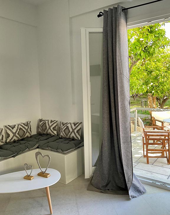 Καθιστικό και βεράντα με θέα στον κήπο