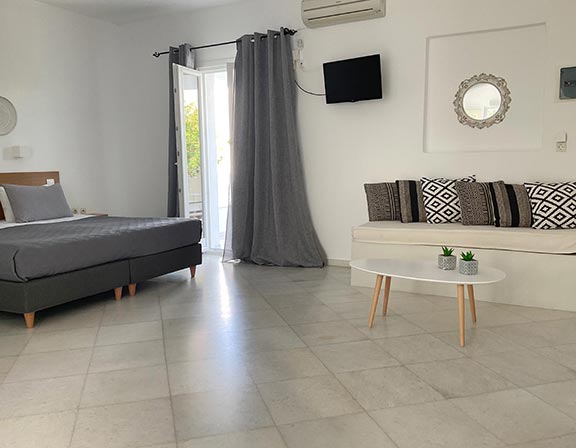 Διπλό κρεβάτι και άνετο καθιστικό