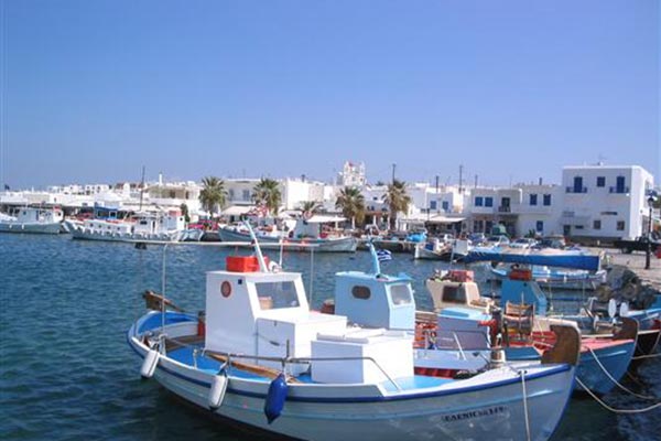 Το λιμανάκι της Νάουσας στην Πάρο