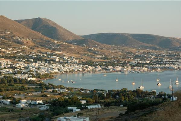 Το λιμάνι της Παροικιάς στην Πάρο