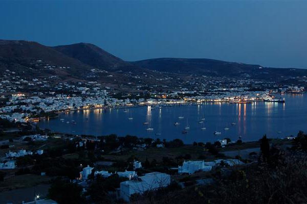 Το λιμάνι της Παροικιάς στην Πάρο